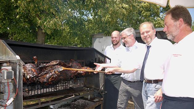 Ein Leckerbissen zur Feier des Tages: Bernd Friedrich junior, Michael Busch, Bernd Reisenweber und Bernd Friedrich senior sorgten gemeinsam mit dem  Kameradschaftsverein daf&uuml;r, dass niemand hungrig vom B&uuml;rgerfest in Friesendorf nach Hause ging.