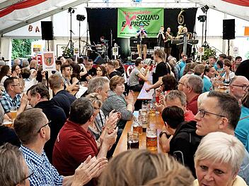 Besucher aus der gesamten Region pilgerten zur Geburtstagsfeier nach Weisendorf.  Fotos: Richard Sänger