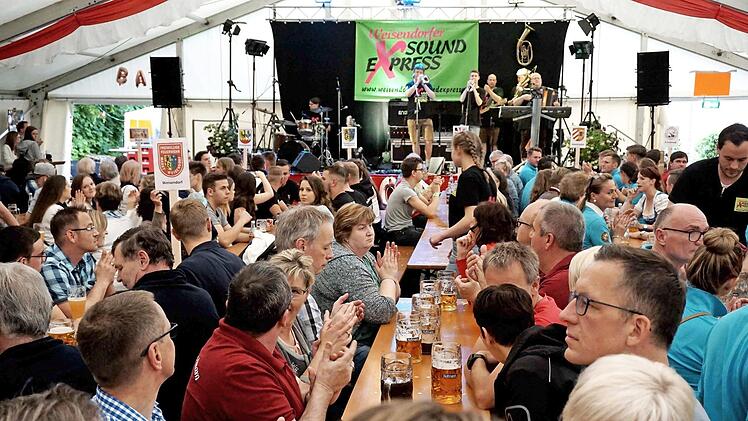 Besucher aus der gesamten Region pilgerten zur Geburtstagsfeier nach Weisendorf.  Fotos: Richard Sänger