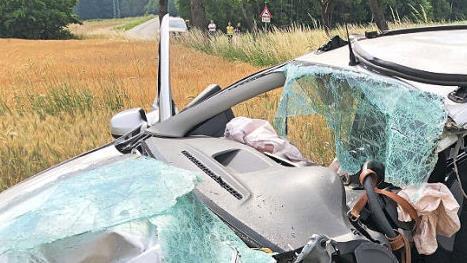 Das Fahrzeug wurde beim Aufprall total demoliert. Foto: News5/Merzbach
