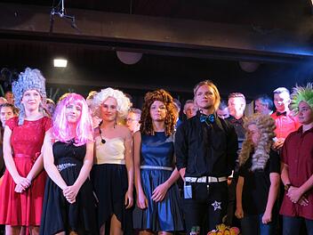 Passend zum Thema des Sommerkonzerts "Spectacoolhair" wurde die Haarmode der letzten 350 Jahre in der Schule auf´s Korn genommen. Foto: Doris Bauer