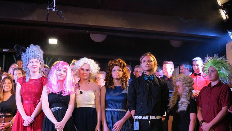 Passend zum Thema des Sommerkonzerts "Spectacoolhair" wurde die Haarmode der letzten 350 Jahre in der Schule auf´s Korn genommen. Foto: Doris Bauer