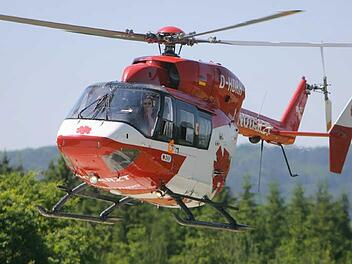 Ein Vater hat seinen kleinen Sohn versehentlich mit dem Auto &uuml;berfahren. Der lebensbedrohlich verletzte Vierj&auml;hrige wurde per Helikopter in ein  Krankenhaus transportiert, &uuml;berlebte das Ungl&uuml;ck allerdings nicht. Symbolfoto: Jan-Peter Kasper dpa/lth