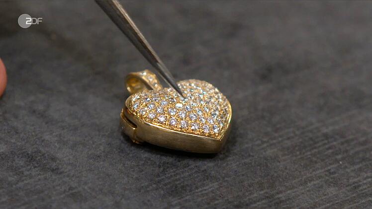 Ein Herz aus 750er Gold mit Diamanten stammte laut Heide Rezepa-Zabel von einem anderen Schmuckst&uuml;ck und diente dort wohl als Verschluss. F&uuml;r den umgearbeiteten Anh&auml;nger von 1970 bis 1990 wurden 1.200 Euro gew&uuml;nscht, 1.700 bis 2.000 Euro taxiert und von Elke Velten 1.500 Euro gezahlt.