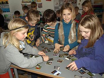 Los geht's,  das Spiel beginnt und ruckzuck sind die Paare eingesammelt. Mit  großem Interesse und viel Eifer sind Julia, Max, Paul, Pauline und Lisa Hugel (von links) bei der Sache. Fotos: Susanne Deuerling
