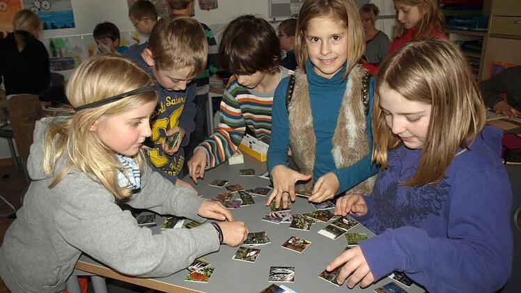 Los geht's,  das Spiel beginnt und ruckzuck sind die Paare eingesammelt. Mit  großem Interesse und viel Eifer sind Julia, Max, Paul, Pauline und Lisa Hugel (von links) bei der Sache. Fotos: Susanne Deuerling