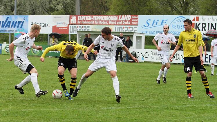 In die Zange nehmen hier die Sander Stefan Nöthling (links) und Andre Karmann (3. von links) den Amberger Friedrich Lieder (2. von links) und stoppen ihn rechtzeitig vor der Strafraumgrenze. Von recht die Sander Bernd Pankratz und Florian Gundelsheiner sowie der Gästespieler Benjamin Werner (2. von rechts).