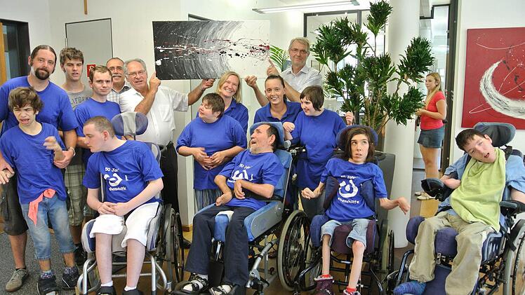 Thomas Ringeisen und Rudi Eck (hinten Zweiter und Dritter von links), freuten sich über den Besuch aus der Lebenshilfe mit den Betreuern Tobias Trunk, Alexander Dürrbeck, Anni Düsel und Nicole Schnitzer, Werkstattleiter Paul Diehm (hinten rechts) sowie den Künstlern Melanie Hahn, Andreas Bayer, Stefan Baumann, Ramona Reß, Franz-Josef Lutz, Tina Science, Sabrina Tschorn und Stefan Roos.  Fotos: Brigitte Krause