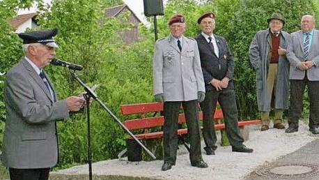 Peter Hertling (l.) hält eine Rede.