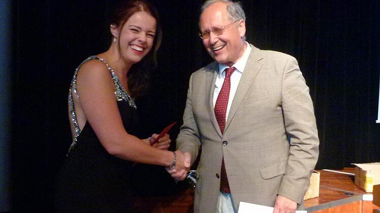 Ulrich Herbert vom Förderverein überreicht Melissa Schwab einen Sonderpreis wegen ihres sozialen Engagements. Foto: Lothar Weidner
