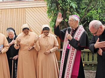 Der Erzbischof Ludwig Schick segnet das Zuhause der drei indischen Schwestern. Foto: Andreas Hofbauer
