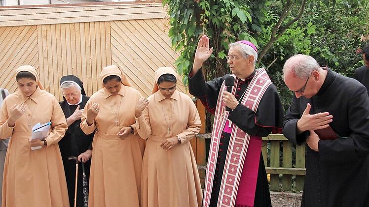 Der Erzbischof Ludwig Schick segnet das Zuhause der drei indischen Schwestern. Foto: Andreas Hofbauer
