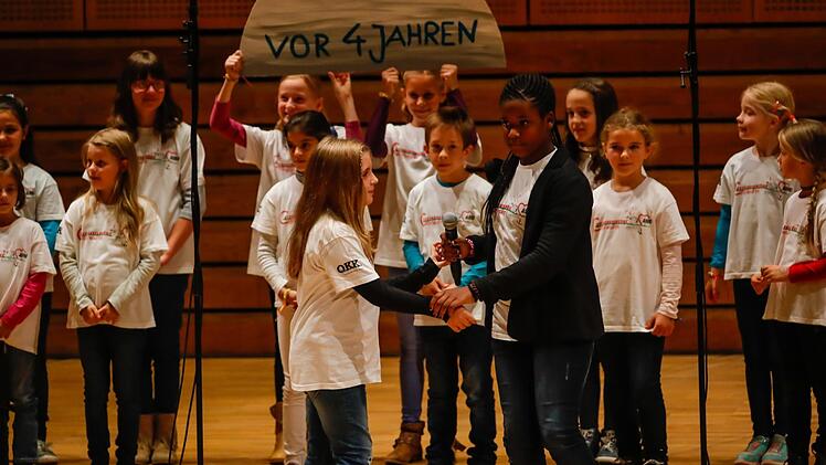 Auf der Bühne stand auch eine Gruppe des Awo-Kinderhorts "Ankerplatz".  Foto: Matthias Hoch