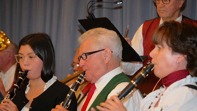 "Musik hält mich in Schwung", verriet Klarinettist Hermann Karollus. Jetzt wurde der 80-Jährige für seine 70 Jahre aktiven Musizierens ausgezeichnet. Gerd Schaar
