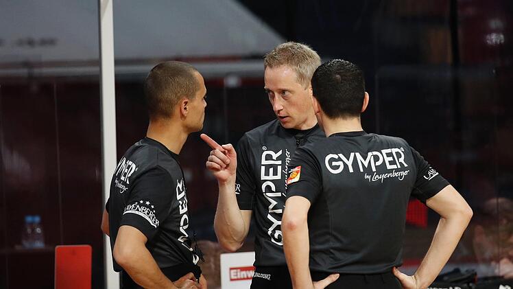 Christof Madinger bespricht sich mit seinen Kollegen Toni Rodriguez (links) und Enrico Streit (rechts).