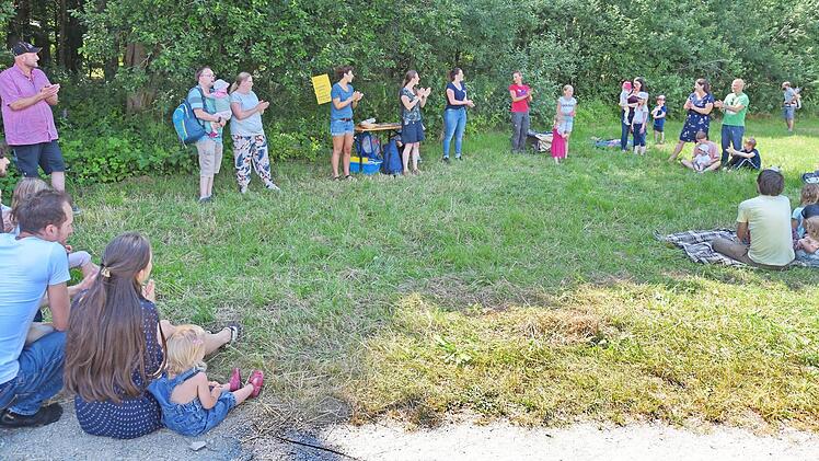 Auf der Wiese vor dem Erlanger Stadtwald wird der Waldkindergarten entstehen.  Foto: Karl Heinz Wirth