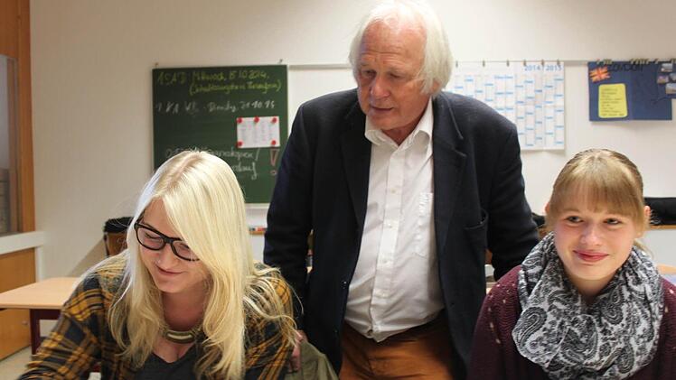 Hubert Sendl hat die ersten Schultage an der FOS am Rennsteig hinter sich. Er unterrichtet und fühlt sich wohl. Mit im Bild: Marie Kohles, Nina Geiger