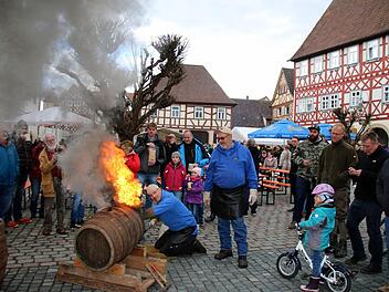 Beim zweiten Seßlacher Bierfest präsentierten Marko Meister (knieend) und sein Vater Egon aus Lindenau die alte Tradition des Fasspichens. Foto: Bettina Knauth