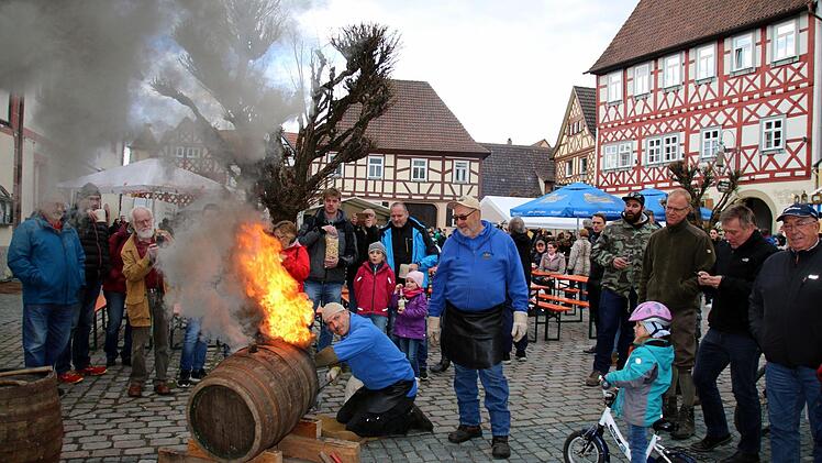 Beim zweiten Seßlacher Bierfest präsentierten Marko Meister (knieend) und sein Vater Egon aus Lindenau die alte Tradition des Fasspichens. Foto: Bettina Knauth