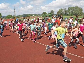 Bei einem Spendenlauf konnten die Schüler je nach gelaufener Rundenzahl eine bestimmte Summe für einen guten Zweck erlaufen. Fotos: Alfred Thieret