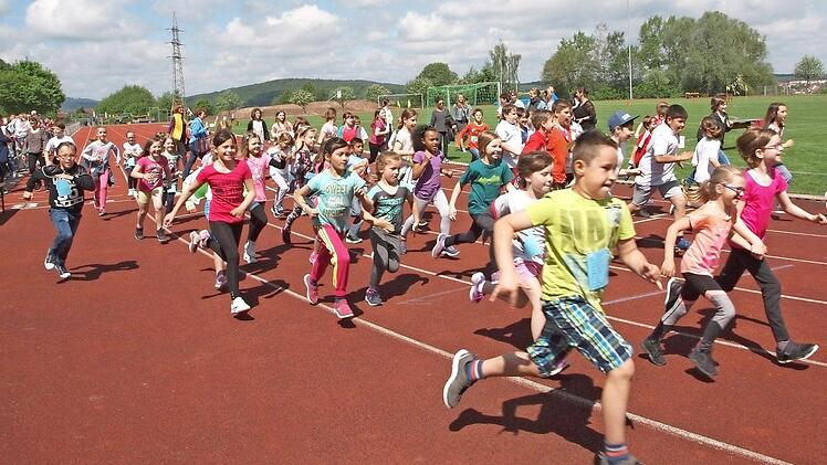 Bei einem Spendenlauf konnten die Schüler je nach gelaufener Rundenzahl eine bestimmte Summe für einen guten Zweck erlaufen. Fotos: Alfred Thieret