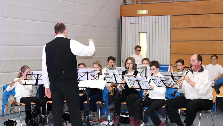 Die Adelsdorfer Jungmusikanten mit Jürgen Schatz am Pult