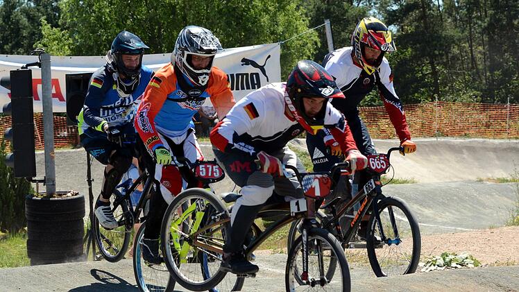 Rad-an-Rad-Duell lieferten sich 149 Sportler in Herzogenaurach. Fotos: herzopress
