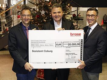 Bei der Spenden&uuml;bergabe f&uuml;r Coburger B&uuml;rger in Not (von links): Thomas Nowak (Dritter B&uuml;rgermeister), J&ouml;rg Schwitalla (Brose) und Holger Diez (Sozialamt Coburg) Foto: privat