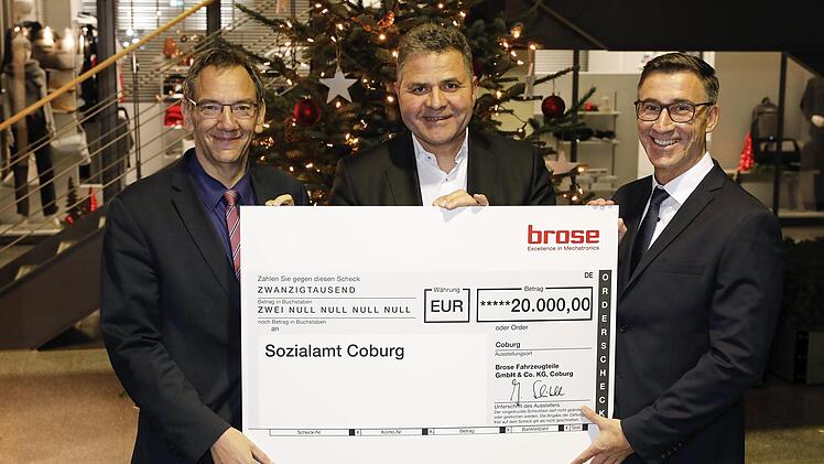 Bei der Spenden&uuml;bergabe f&uuml;r Coburger B&uuml;rger in Not (von links): Thomas Nowak (Dritter B&uuml;rgermeister), J&ouml;rg Schwitalla (Brose) und Holger Diez (Sozialamt Coburg) Foto: privat