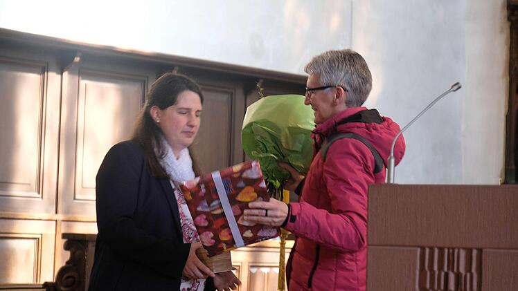 Pfarrgemeinderats-Vorsitzende Barbara Oschmann verabschiedet Pastoralreferentin Lisa Hippe.Gerd Schaar