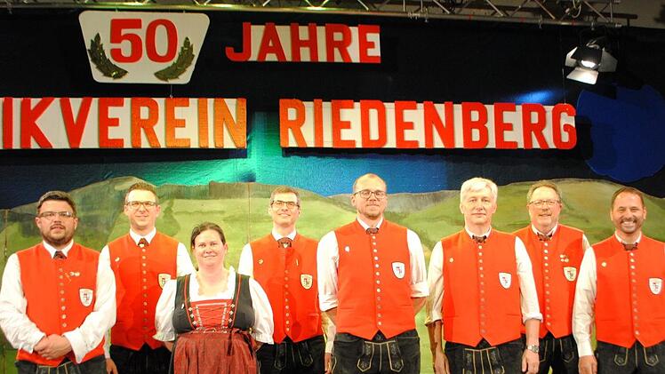 Ehrungen für aktives Musizieren: (von links) Benjamin Rüttiger (20 Jahre), Florian Leimbach (25 Jahre), Jasmin Hornung (20 Jahre), Andreas Schumm (30 Jahre), Christian Hergenröder (20 Jahre), Klaus Schumm, Norbert Schneider und Wilfried Helfrich (alle 40 Jahre). Foto: Evelyn Schneider
