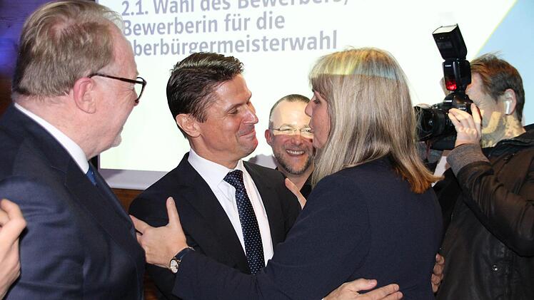 Zweite Bürgermeisterin Birgit Weber, die Meyer vorgeschlagen hatte, zählte zu den ersten Gratulanten.Oliver Schmidt