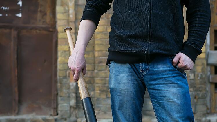 Erlangen: Nachbarstreit eskaliert - Mann holt Baseballschläger raus