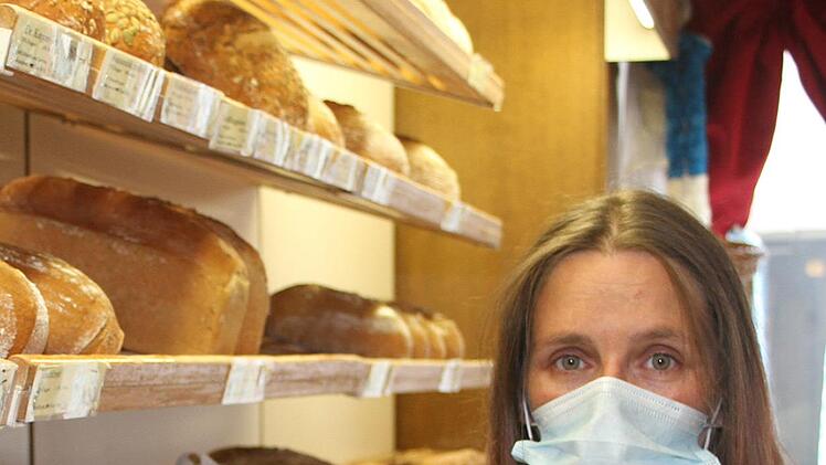 Isabell Müller arbeitet halbtags in der Bäckerei Kodisch. "Die Maske ist nicht angenehm, vor allem, weil es in der Bäckerei warm ist. Aber mit dem Face-Shield kam ich nicht zurecht", erklärt die Verkäuferin.