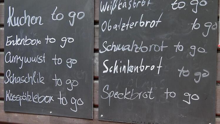 Die Auswahl ist trotz der erschwerten Umstände gut. Hinter allen Speisen und Getränken prangt jetzt der Zusatz "to go", zum Mitnehmen also. Foto: Manja von Nida