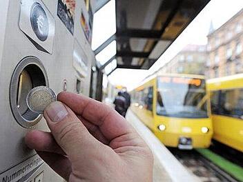 Für das Bus- und Bahnfahren im Nahverkehr müssen viele Deutsche im kommenden Jahr tiefer in die Tasche greifen.  Foto: Bernd Weissbrod, dpa