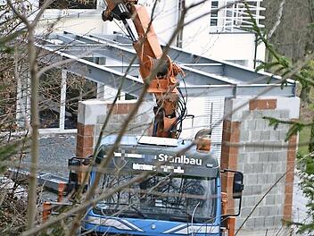 Der Bau einer nicht genehmigten Terrassenüberdachung in der Reuthgasse wurde von der Stadt eingestellt. Hier hatte ein Kran-Lkw die Stahlträger angeliefert.