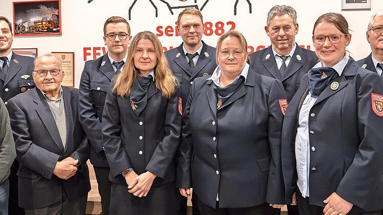 Zahlreiche Mitglieder der Feuerwehr Oberleichtersbach wurden in der Jahreshauptversammlung geehrt. Auf dem Bild (von links): Karl Heil (60 Jahre), Vorsitzender Michael Rienecker, Otto Muth (75 Jahre), Leon Seidenthal, Sonja Beck, Lukas Heil, Heike...