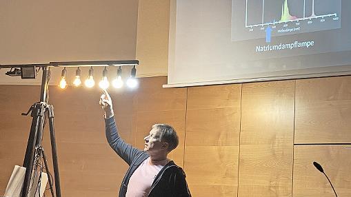 Referent Manuel Philipp brachte viele anschauliche Beispiele, was jeder einzelne und die Kommunen bei der Auswahl und Installation an Lichtquellen verbessern können. Er schätzt, dass ein Drittel der Lichtmenge und damit auch der Stromkosten im öff...