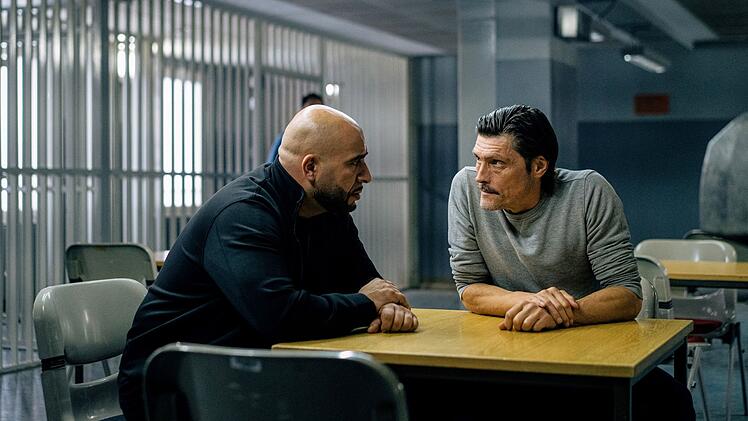 &Aacute;mar (Stipe Erceg, rechts) plant mit seinem "Pitbull" Hassan (Veysel Gelin) die weiteren Schritte.