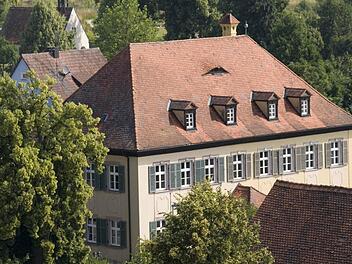 In diesem Gebäude hat der Gemeindechef seinen Sitz.  Foto: Roland Meister