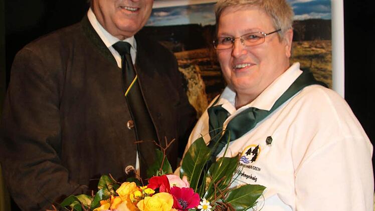 Robert Strobel vom Hauptverein verleiht Margitta Hieke, Obfrau der Ortsgruppe Grafengehaig, das Ehrenzeichen in Silber für besonderer Verdienste um den Frankenwaldverein.