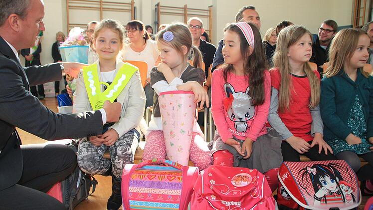 Übergabe der Sicherheitsdreiecke zum Schulanfang 2014 in Münnerstadt. Fotos: Paul Ziegler/Heike Beudert