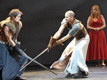 König Arthus (Frederik Leberle, Mitte) kämpft am Landestheater Coburg.   Fotos: Andrea Kremper