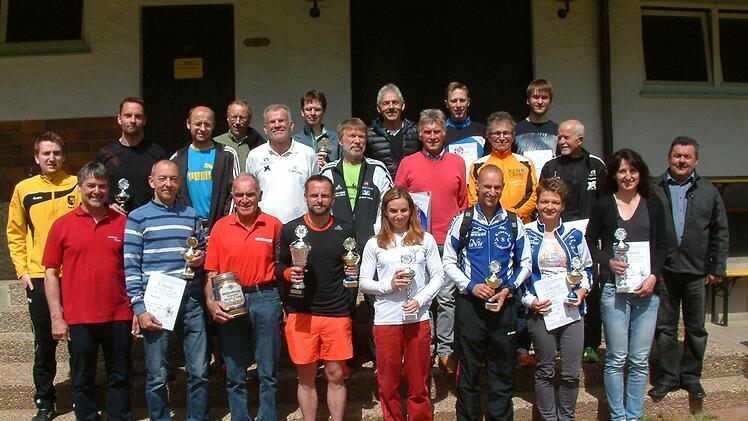 Bereits zum 46. Mal richtete der SV Steinwiesen den Volkslauf "Rund um die Ködeltalsperre" aus. Unser Bild zeigt Sieger und Podestplatzinhaber der jeweiligen Jahrgangsklasse. Mit im Bild Steinwiesens Bürgermeister und SV-Abteilungsleiter Gerhard Wunder (Zieter von links) sowie SV-Vorsitzender Richard Rauh (rechts). Foto: Hans Franz