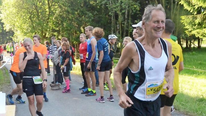 Er ist eine lebende Läuferlegende: Der 69-jährige Ultraläufer Dieter Wiedemann aus Hasenthal lief in den 1970er Jahren eine Rekordzeit nach der anderen über 50- und 75- Kilometer. Er ging als dritter Starter für die "7 clicks Rennsteigoldies" auf die Strecke und übernahm den Chip von Romy Fölscher. Fotos: Karl-Heinz Hofmann
