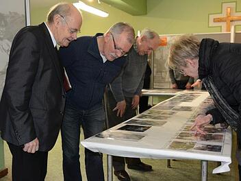Vor allem die älteren Diebacher können viele Geschichten zu den Fotos erzählen, etliche Enkel lauschen gespannt.Elisabeth Assmann