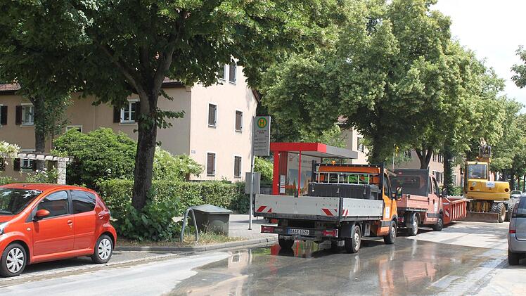 Die Haltestelle "Adam-Krafft-Straße" in der Pödeldorferstraße wird vorübergehend nicht angefahren , die Straße bleibt komplett gesperrt. Foto: Niklas Schmitt