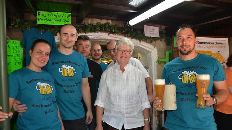 Renate Maier mit ihrem Team: Zum "40-Jährigen" der Chefin gab's extra T-Shirts.