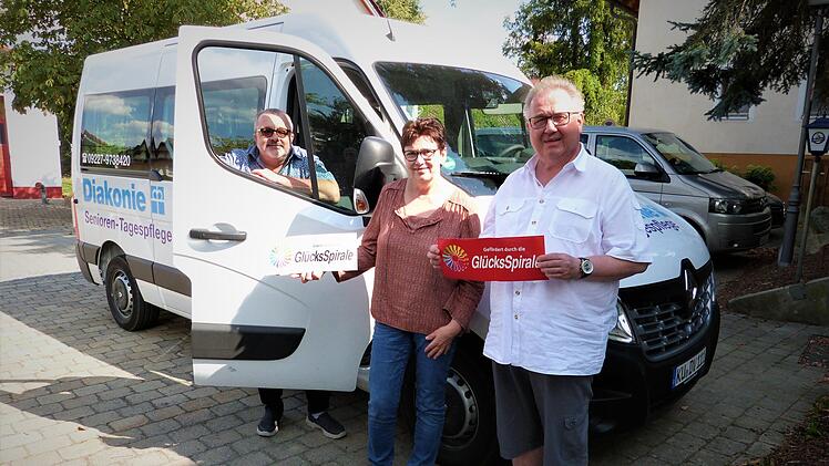 Mit der Spende konnte nicht nur die Einrichtung der Tagespflege, sondern auch die Anschaffung dieses Kleinbusses finanziert werden. Von links: Geschäftsführer Angelo Henninger, Stationsleiterin Margit Weinlein und Pfarrer Peter Ahrens. Foto: Werner Reißaus